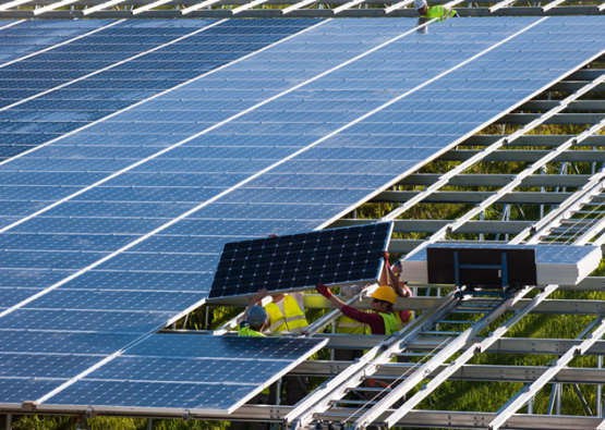 Installatie van de 55.000 zonnepanelen op de zonneberg in Zelzate (Terranova Solar). Zonne -en windenergie zijn intermitterende energiebronnen. Dat wil zeggen, bronnen van energie die niet continu beschikbaar zijn omdat de primaire energie niet kan worden opgeslagen (in tegenstelling tot bijvoorbeeld stookolie en LNG). Een uitdaging die we met onze projectpartners stevig bij de hoorns willen vatten.